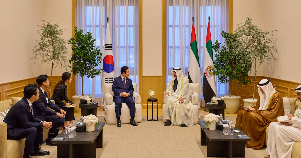 Lee visits Abu Dhabi, Lee and UAE president agree to establish K-medical complex cluster Lee visits Abu Dhabi, Lee and UAE president agree to establish K-medical complex cluster