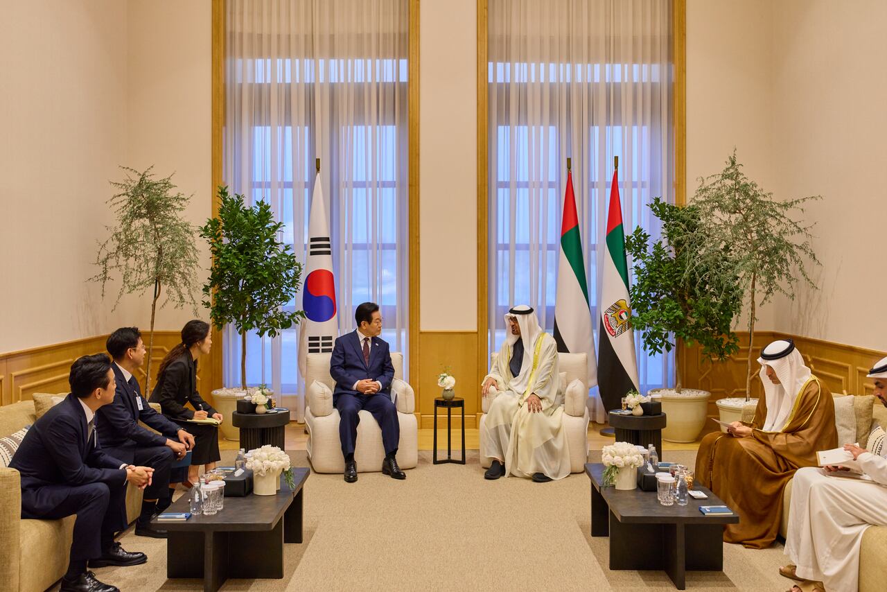 President Lee Jae-myung visits the Abu Dhabi Presidential Palace on the 18th (local time) and holds a one-on-one summit with UAE President Mohammed bin Zayed Al Nahyan. /Courtesy of Yonhap News