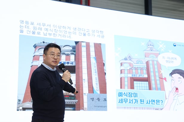 문재완 세무사가 7일 서울 세텍에서 열린 2025 대한민국주류대상 박람회에서 강연을 하고 있다. /조선비즈