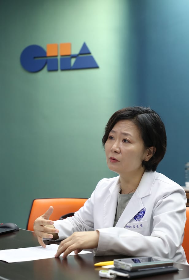 Professor Kim Min-young notes, "Regulations often fail to keep pace with medical technology and only hold it back," adding, "Recently, Korea has also opened the way for stem cell therapy, but we are far behind Japan."/Courtesy of Jeon Gi-byeong