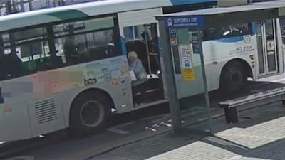 하차 중인데 문 열고 그대로 출발…80대 승객 도로에 떨어져 중상