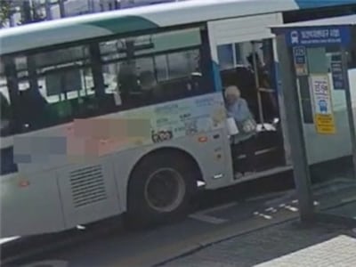 하차 중인데 문 열고 그대로 출발…80대 승객 도로에 떨어져 중상