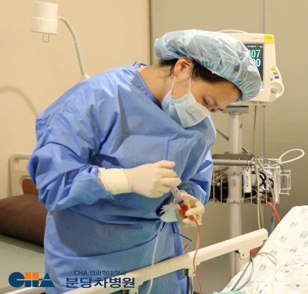 Kim Min-young, a professor of rehabilitation medicine at Bundang CHA Hospital of CHA University, administers an intravenous infusion of allogeneic (donor) cord blood to a child with cerebral palsy./Courtesy of CHA Hospital