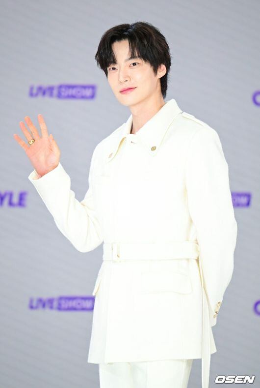 Ahn Jae-hyun Reunites with Childhood Friends on 'I Live Alone'