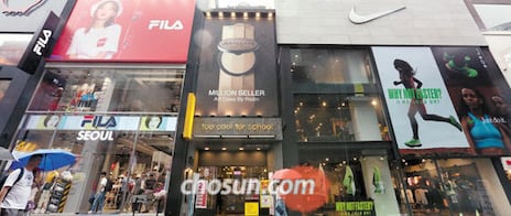 지난 25일 서울 중구 명동 중앙로에 '휠라'(왼쪽) 매장이 문을 열고 신발 등을 판매하기 시작했다.