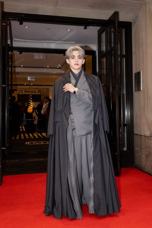 Questa volta mi piace l'outfit di S.Coups. Penso che l'abito del Met Gala abbia aggiunto un tocco coreano.