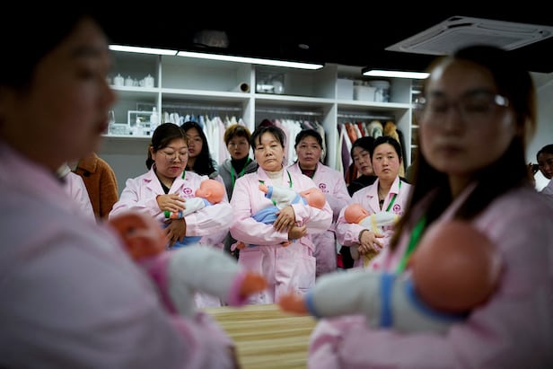 중국 상하이에서 간병인 수업을 받고 있는 여성들이 플라스틱 아기 인형을 들고 있다. / 로이터 