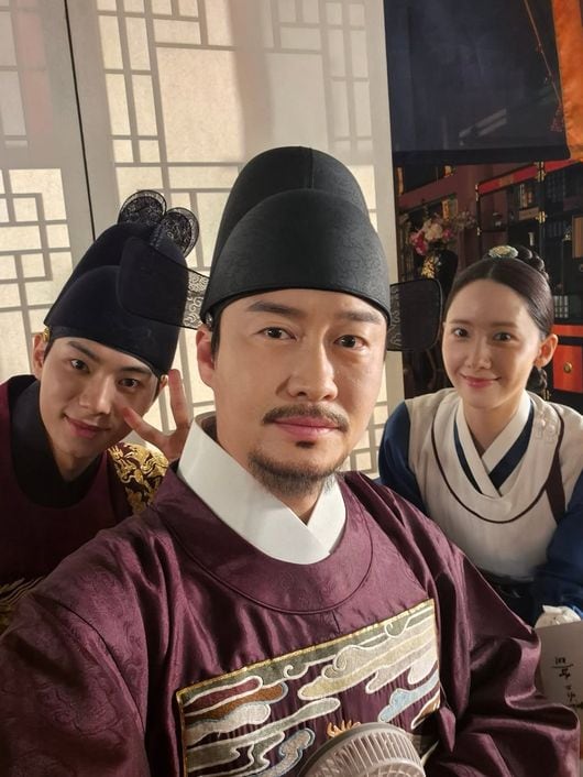 Oh Eui-sik deletes set photo from Bon Appetit, Your Majesty after posting - CHOSUNBIZ