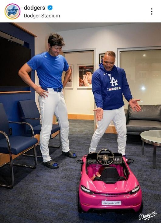 Manager Roberts surprises Ohtani's daughter with pink toy Porsche gift - CHOSUNBIZ