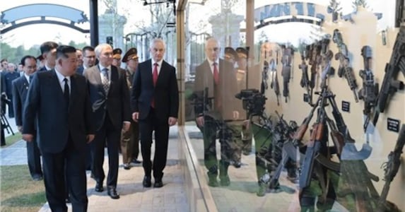 يصف كيم جونغ أون التحالف بين كوريا الشمالية وروسيا بأنه حصن عسكري