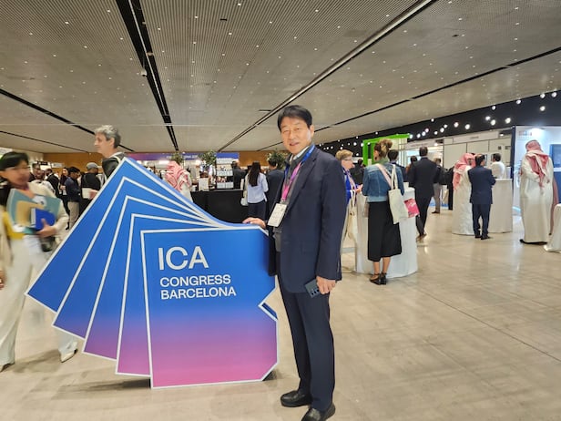 최영신 바이오미스트테크놀로지 대표가 지난달 28일 ICA 바르셀로나 총회에 참가한 후 기념 촬영을 하고 있다. /박용선 기자