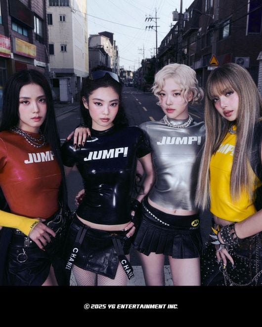 BABYMONSTER posant pour leur promotion officielle YG