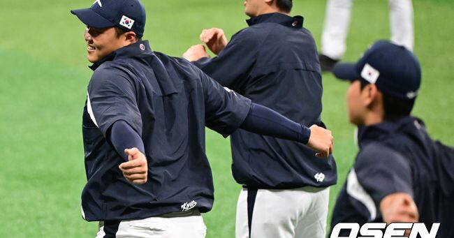 대표팀 훈련 중 웃음 짓는 한동희