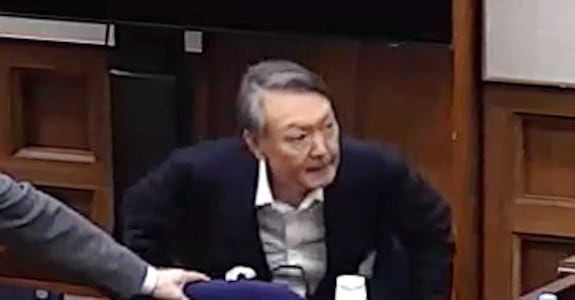 선고 끝나고 지지자들한테 웃어준 윤석열... 멘탈 무엇?