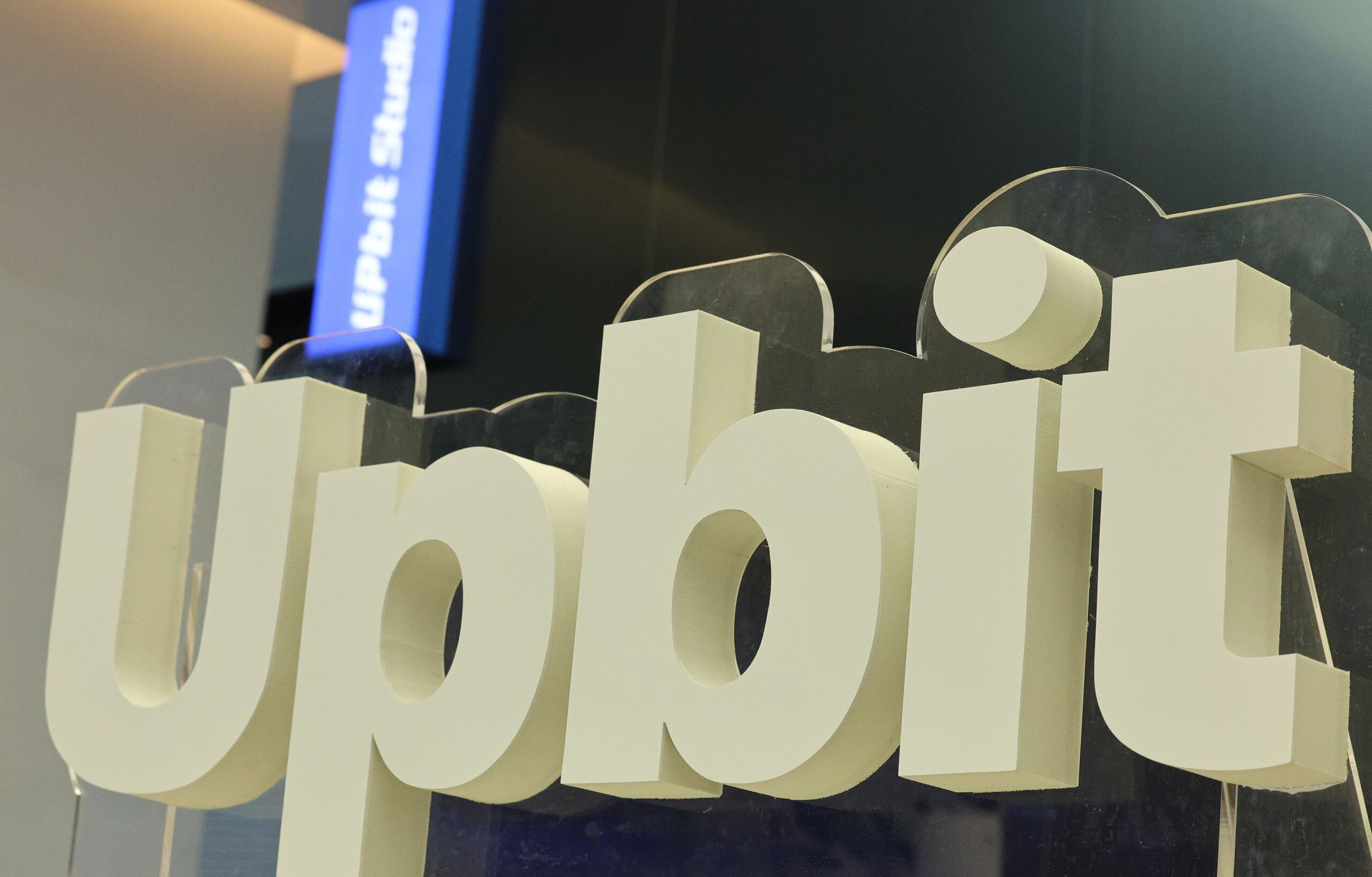 445억원 해킹 늑장 공지 업비트, 이벤트로 소비자 기만한 빗썸 - 조선비즈