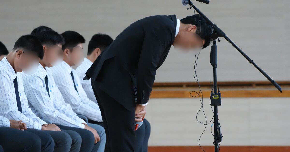 광주일고 정문 앞 고개 숙인 배재고 선수들, 야유 논란 일주일 만의 참회