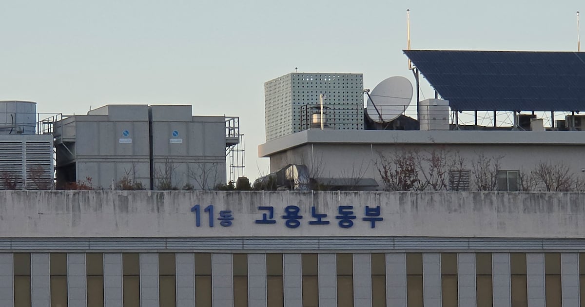 Photograph accompanying Korea's fixed-term problem is a consent problem, and an allowance does not fix it