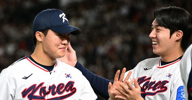 정우주를 격려하는 원태인