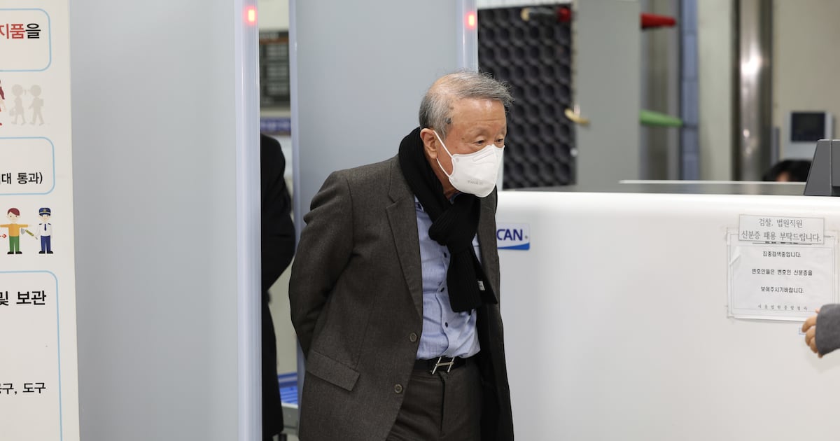 Photograph accompanying Namyang's counterclaim turns an ex-chairman's 44.4 billion won severance suit into a repayment order