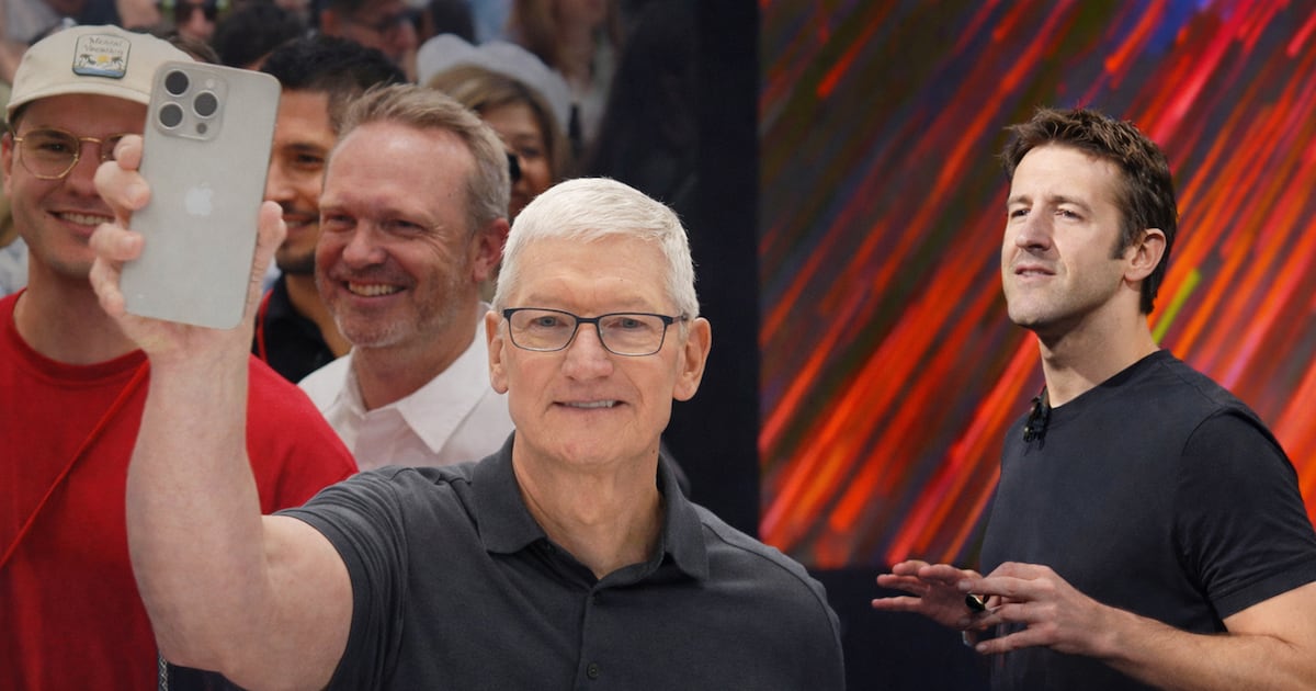 Apple Appoints Ternus CEO, Prioritizes AI Hardware Innovation