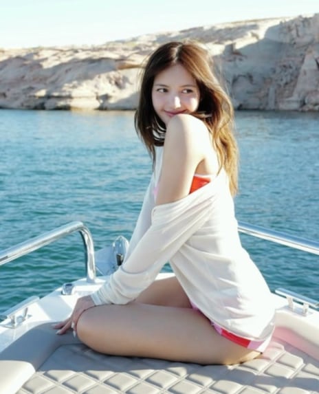 10주년' 블랙핑크 리사, 섹시·청순 혼자 다 해…말도 안 되는 피지컬