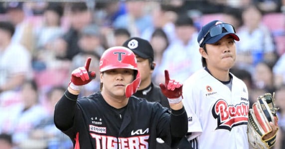 KIA 김선빈 적시타 후 기뻐하는 장면