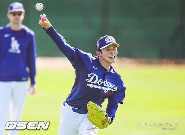 Sasaki allows three runs in rough Dodgers spring debut - CHOSUNBIZ
