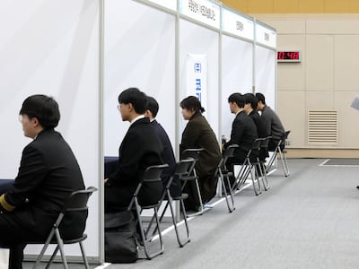 중소기업 임금, 대기업의 절반…산업硏 “청년 취업 미루는 한 원인”