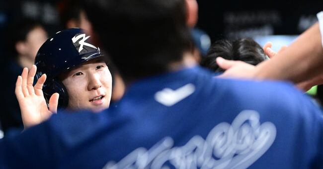 득점 후 더그아웃 하이파이브를 나누는 박성한