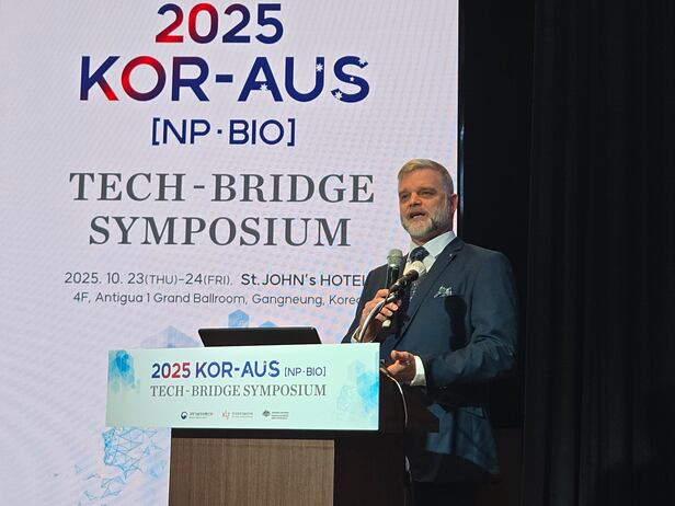로한 데이비스(Rohan Davis) 호주 그리피스대 교수가 24일 강릉 세인트존스호텔에서 열린 ‘2025 한-호주 천연물 바이오 분야 테크-브리지 심포지엄’에서 발표하고 있다./강릉=홍아름 기자