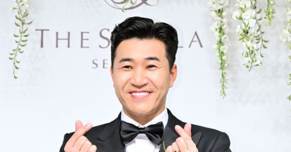 '45세 새신랑' 김종민, 아내 '히융' 얼굴 유출 후 첫 포착…결혼하고 겹경사