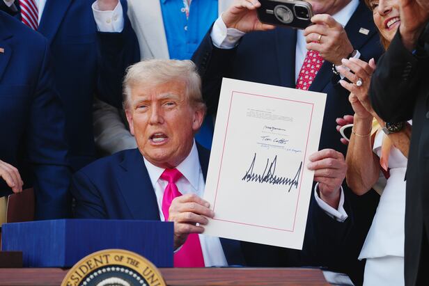 Kế hoạch cắt giảm thuế của Trump ưu ái người cao tuổi có thu nhập trung bình, gây tranh cãi về tính công bằng - CHOSUNBIZ