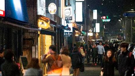 서울 마포구 연남동 상권 골목에 상가건물들이 밀집해 있다.
