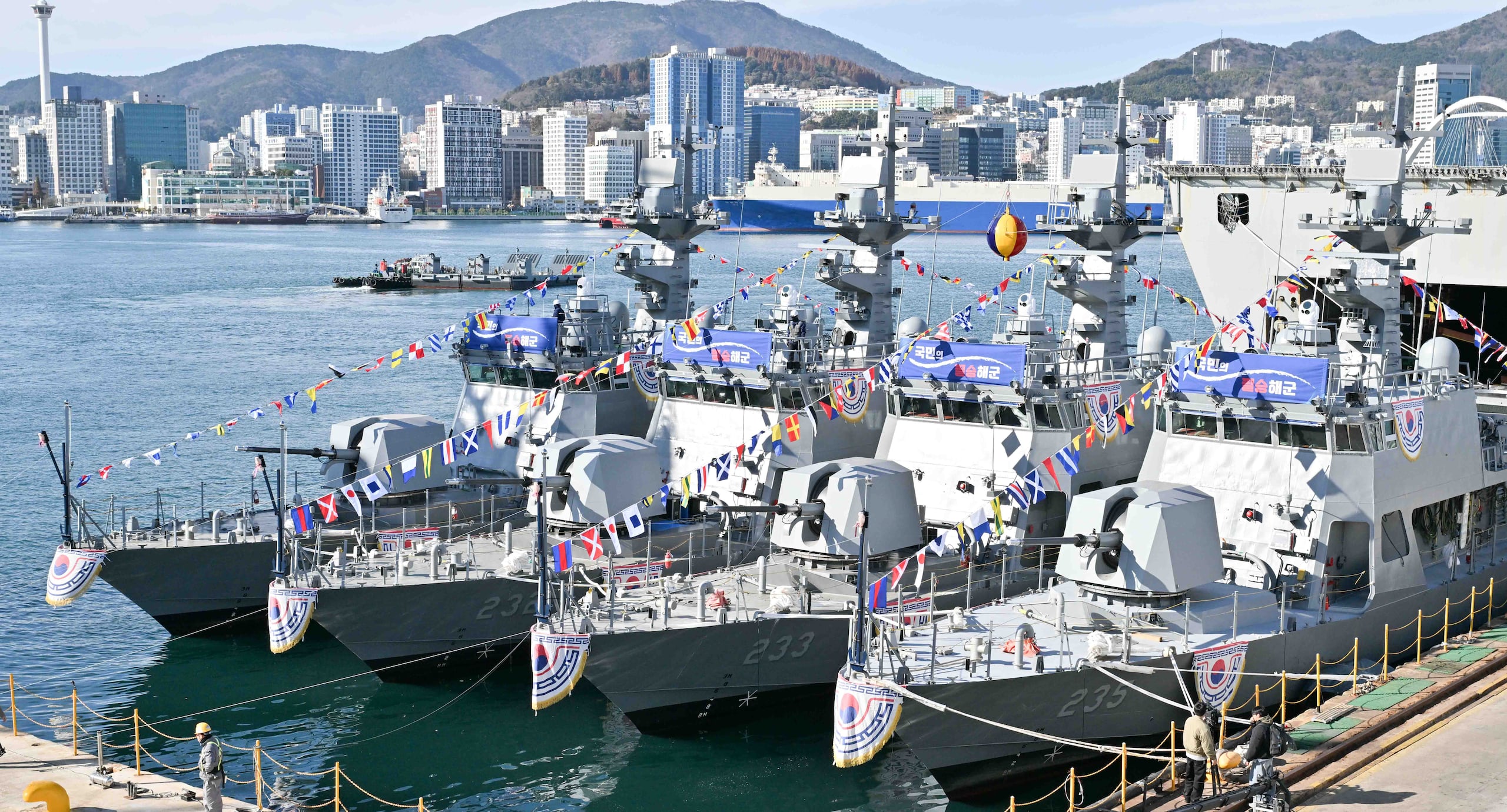 HJ重工業海軍新型高速艇4隻進水で株価上昇 - ChosunBiz