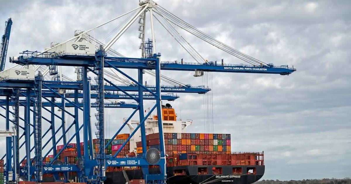 US Q4 GDP Growth Slashed to 0.7%