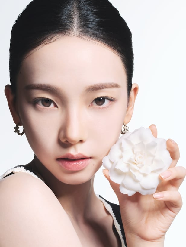 alt=카리나-샤넬-새-얼굴-대담함-우아함-카리나-샤넬-캠페인