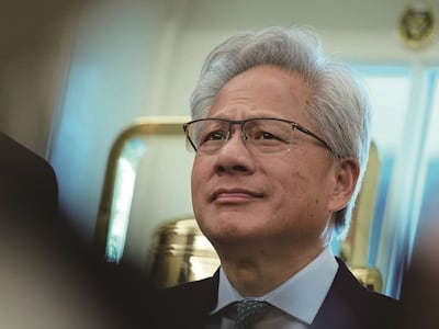 7월 29일(현지시각) 젠슨 황 엔비디아 최고경영자(CEO)가 미국 워싱턴 D.C. 백악관 집무실에서 도널드 트럼프 미국 대통령의 연설을 들으며 생각에 잠겨 있다. /사진 AP연합