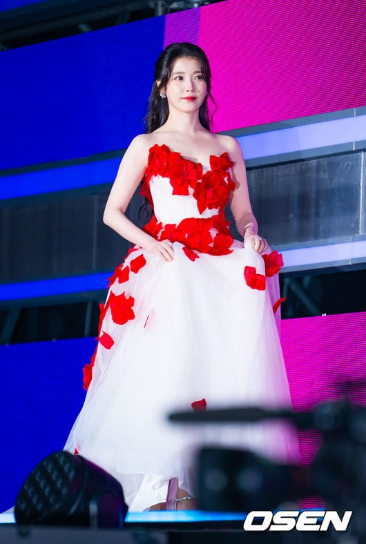 iu red dress IU