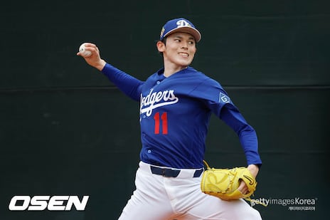 Sasaki allows three runs in rough Dodgers spring debut - CHOSUNBIZ