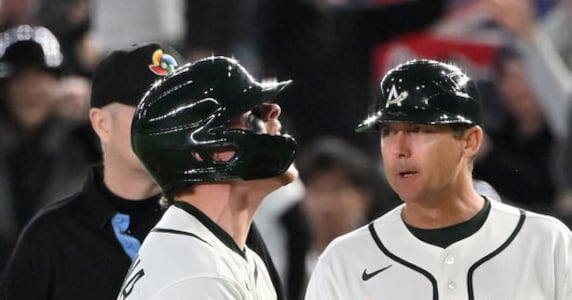 트래비스 바자나 적시타 환호 장면