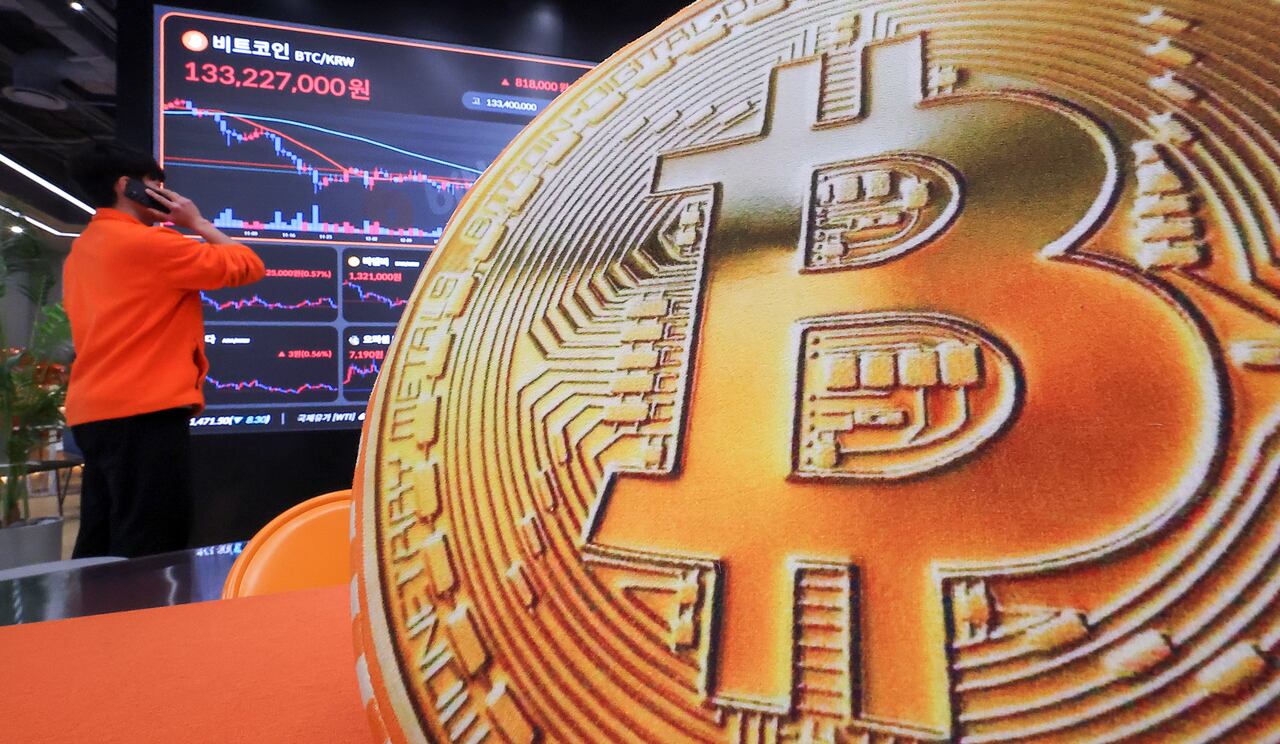Bitcoin slides as U.S. shutdown risks and Canada tariff threat rattle  markets - CHOSUNBIZ