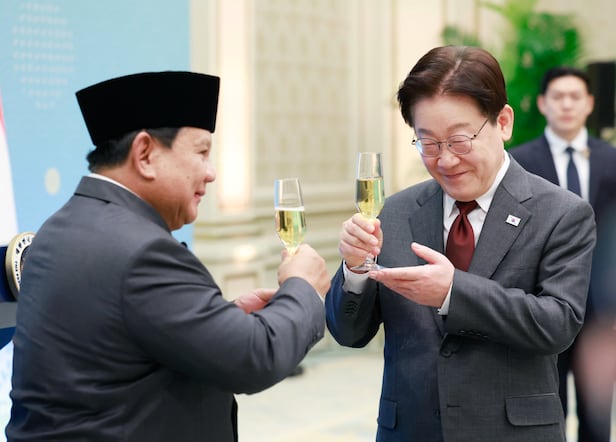 이재명 대통령과 프라보워 수비안토 인도네시아 대통령이 1일 청와대에서 열린 국빈 방한 환영 오찬에서 건배를 하고 있다. (청와대통신사진기자단) 2026.4.1 ⓒ 뉴스1 허경 기자