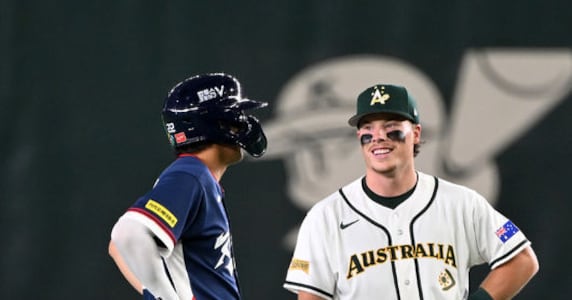 트래비스 바자나가 이정후와 만나는 장면