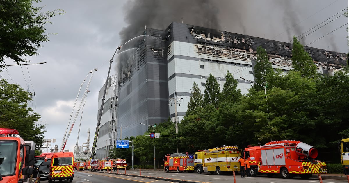 27시간째 꺼지지 않는 인천 쿠팡 물류창고 화재, 쓰러지는 소방관들