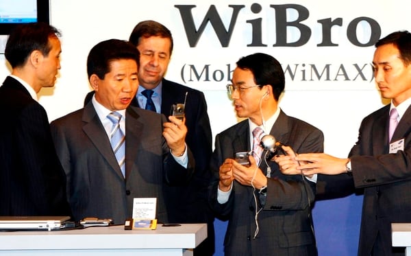 2006년 3월, 고(故) 노무현 전 대통령과 진대제 당시 정보통신부 장관이 이집트 카이로에서 열린 와이브로와 DMB 시연장에서 제품 시연을 하고 있다. /조선일보DB