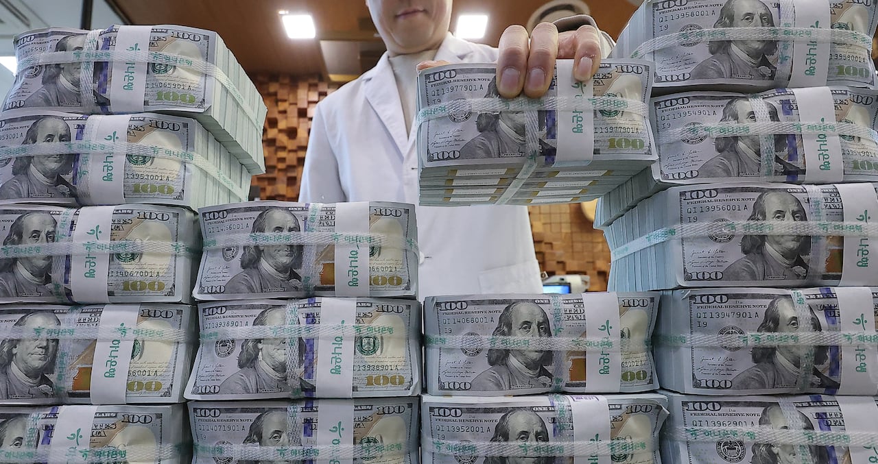 Won gains as Greenland tensions ease and risk-on mood lifts Korea markets -  CHOSUNBIZ