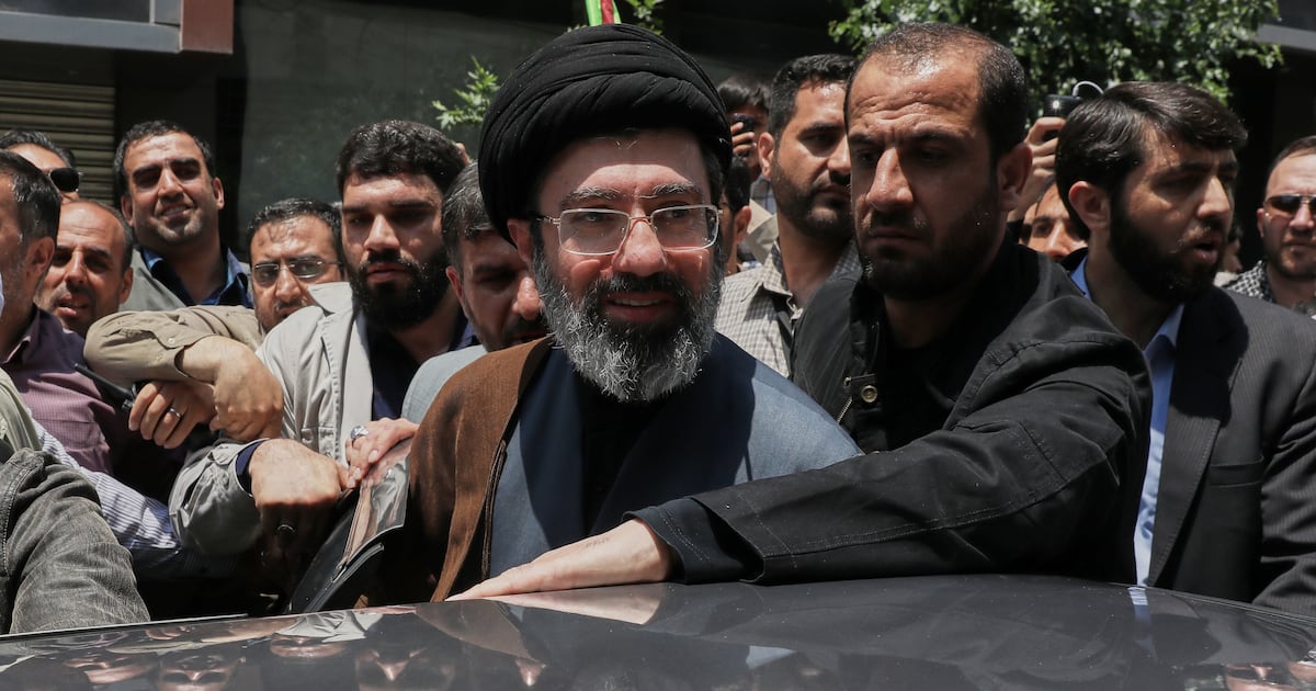 이란 새로 뽑힌 최고지도자 하루 만에 폭격 맞고 다쳤다는데 진짜야?