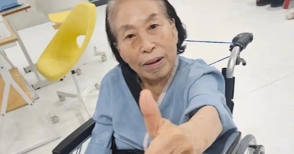 전원주 할머니 빙판길에 넘어져서 고관절 수술하신 거 들었어?