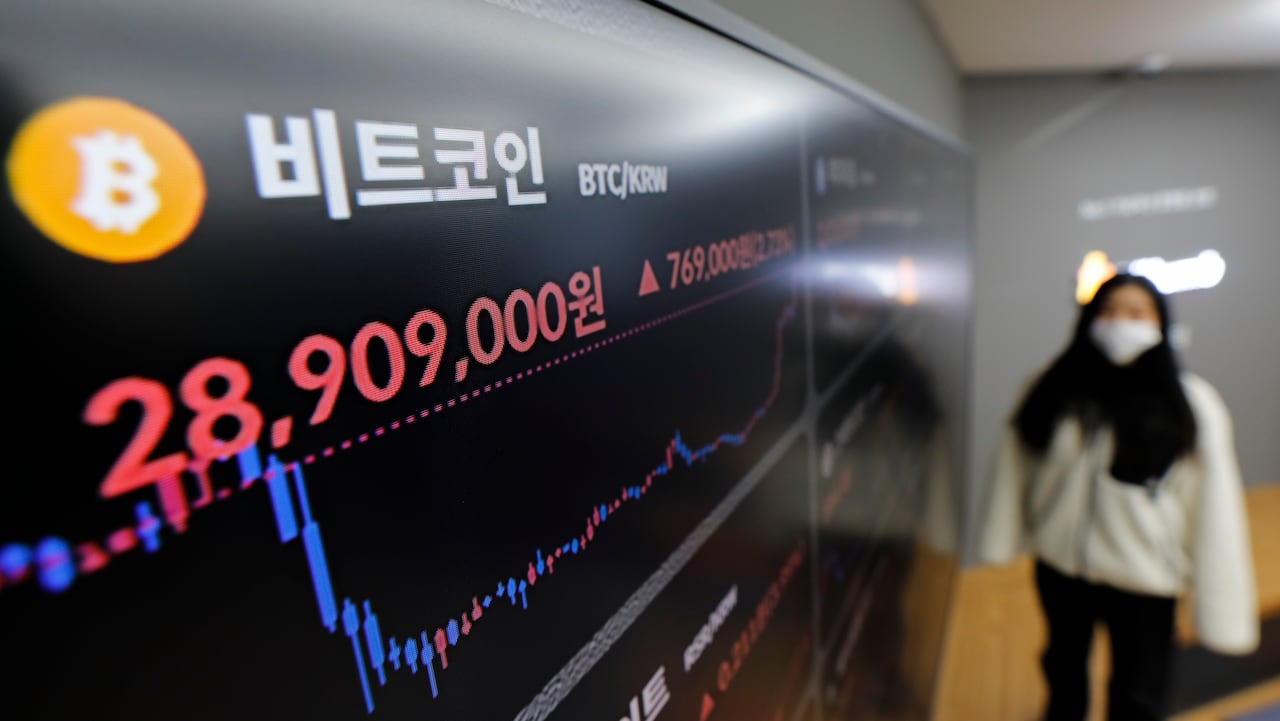 돌아온 비트코인... 3000만원 육박 “일방향적인 하락 마무리됐다” - 조선비즈