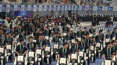 中 베이징서 ‘로봇 운동회’ 개최… 휴머노이드 2056대 집결해 기술력 겨뤄